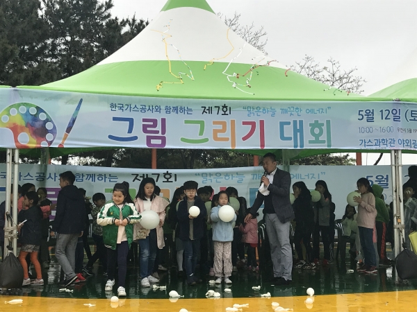 지난 12일 한국가스공사 인천기지본부 내 가스과학관에서 열린 제 7회 “맑은 하늘 깨끗한 에너지” 그림그리기 대회’에 참여한 가족들이 만들기체험 및 레크레이션 활동을 하고 있다.
