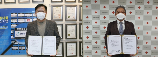 (왼쪽)인천환경공단 김상길 이사장과 (오른쪽)인천혈액원 김성배원장이 협약서를 들고 기념촬영을 하고 있다.