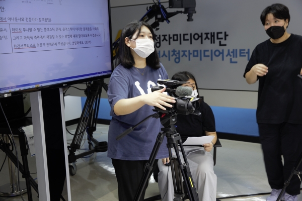 교육 참가자들이 ‘인천환경뉴스’ 영상 제작에 참여하고 있다 사진제공=인천환경공단