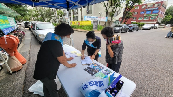 선학동 시영아파트 주민들이 주민투표에 참여하고 있다.